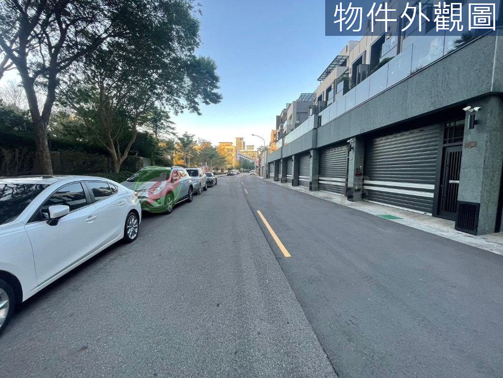 南屯單元二臨路大面寬五房雙車位電梯別墅（第 2 張，共 5 張）