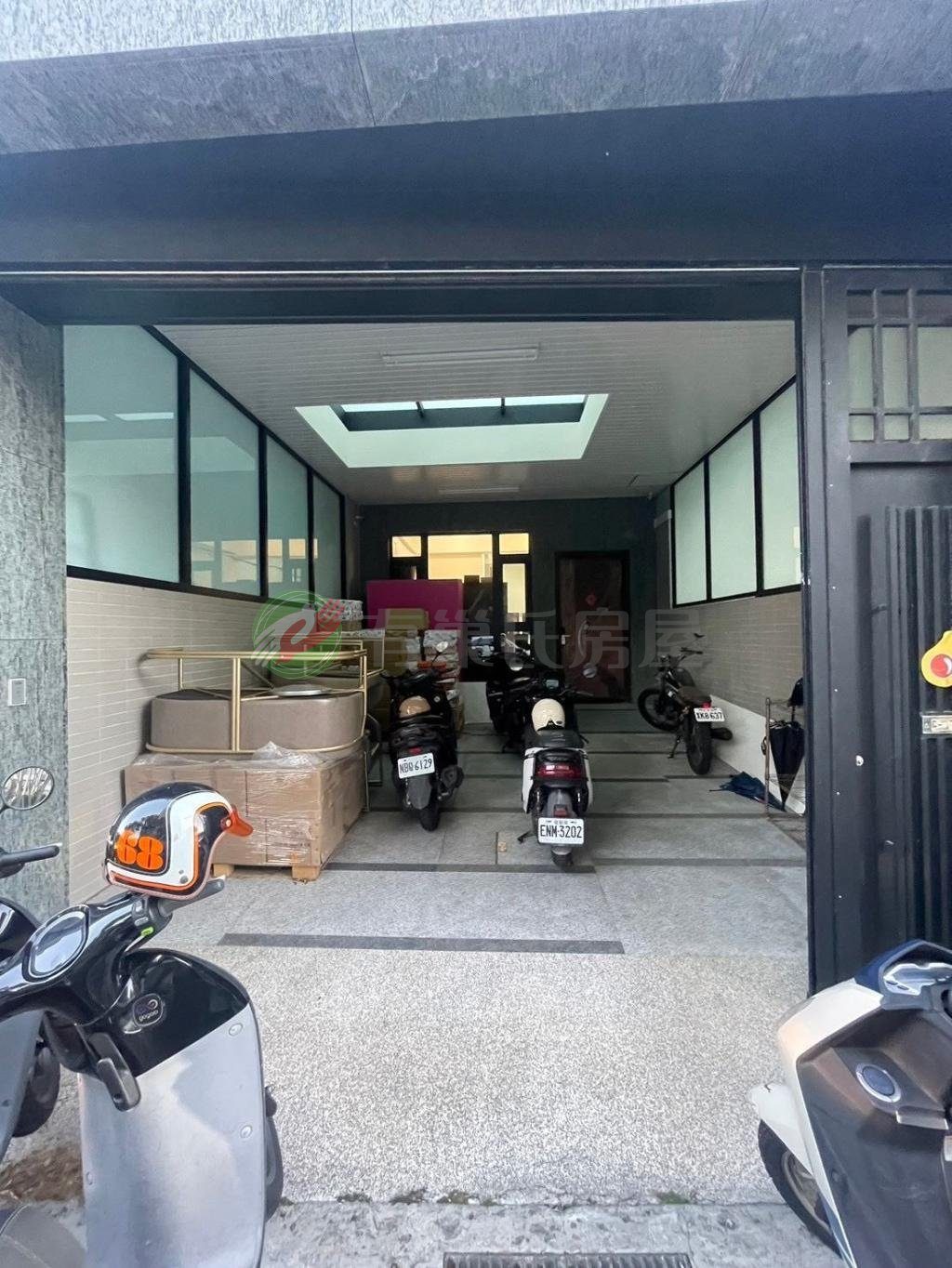 南屯單元二臨路大面寬五房雙車位電梯別墅（第 3 張，共 5 張）